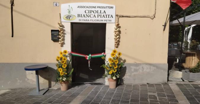 Sede dell'associazione dei produttori affacciata sulla piazza di Fara Filiorum Petri